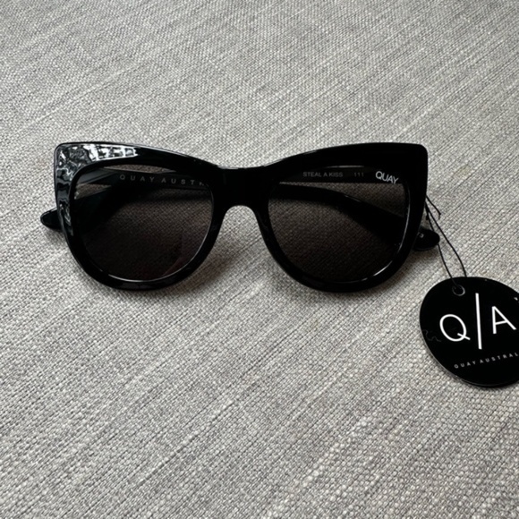 Quay Australia Steal a Kiss Sunglasses Black/ Gold NWT - Picture 5 of 10